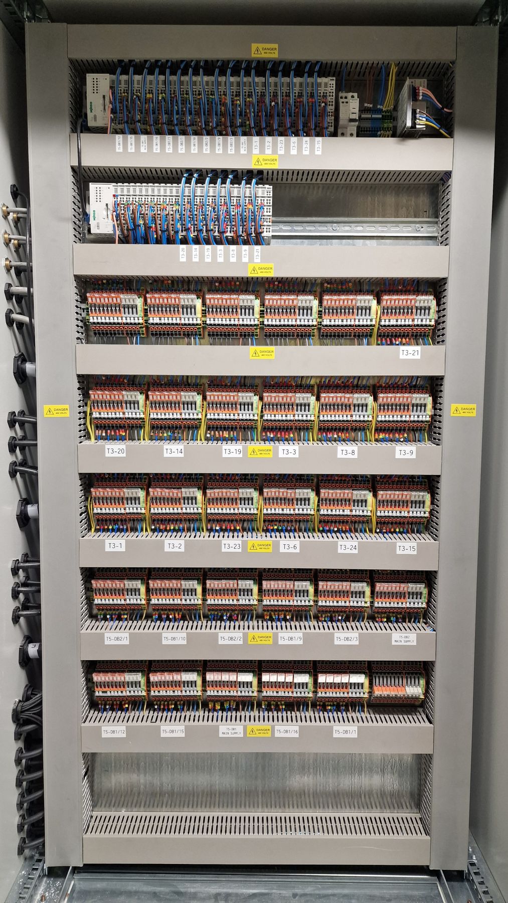 Industrial distribution switchgear